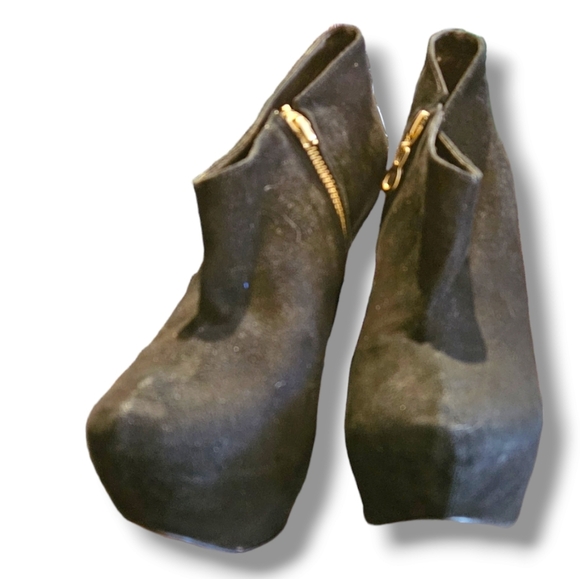 Suede platform pumps. 5 Inch Heel. Inside Zipper. Size 10 - Picture 7 of 12